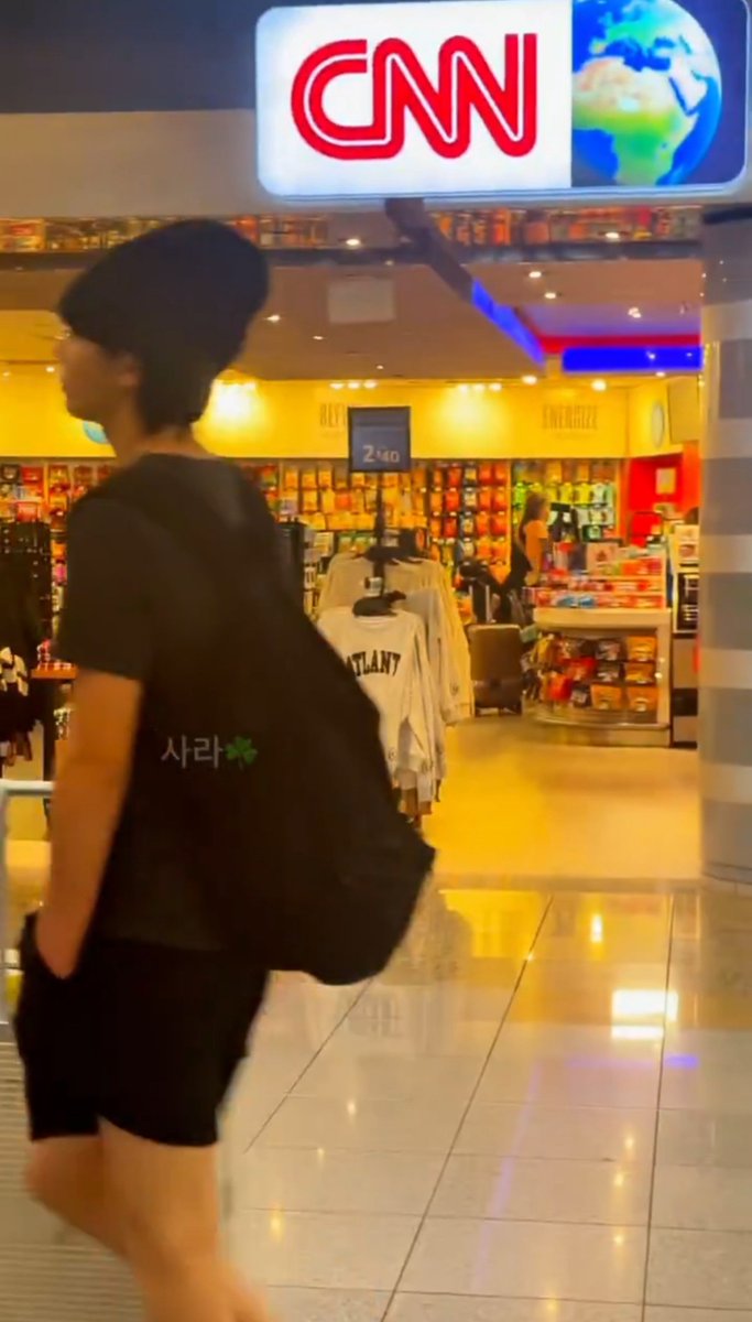 lilywasap's tweet photo. typical hot guy who you see at the mall and never meet again 

SO BOYFRIEND!!! 

#OHYUL #오율 #LNGSHOT #롱샷 https://t.co/yTee9Vzc1S