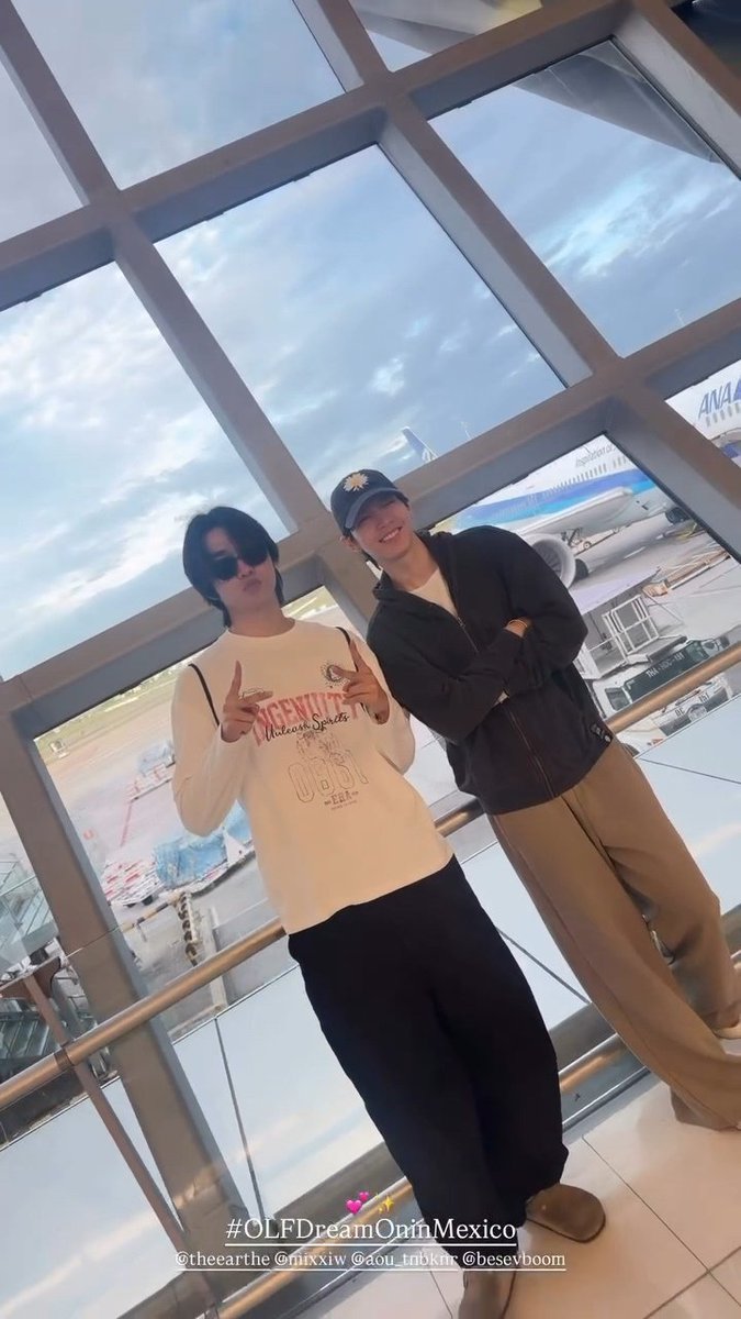 SG_F_SG's tweet photo. ได้เห็นหน้าแล้ว สบายใจละ คิดถึงแล้วอ่า 💛💜✈️ #AouBoom 
#besevboom ☆ #aou_tnbknr https://t.co/HkeFyUvkbR