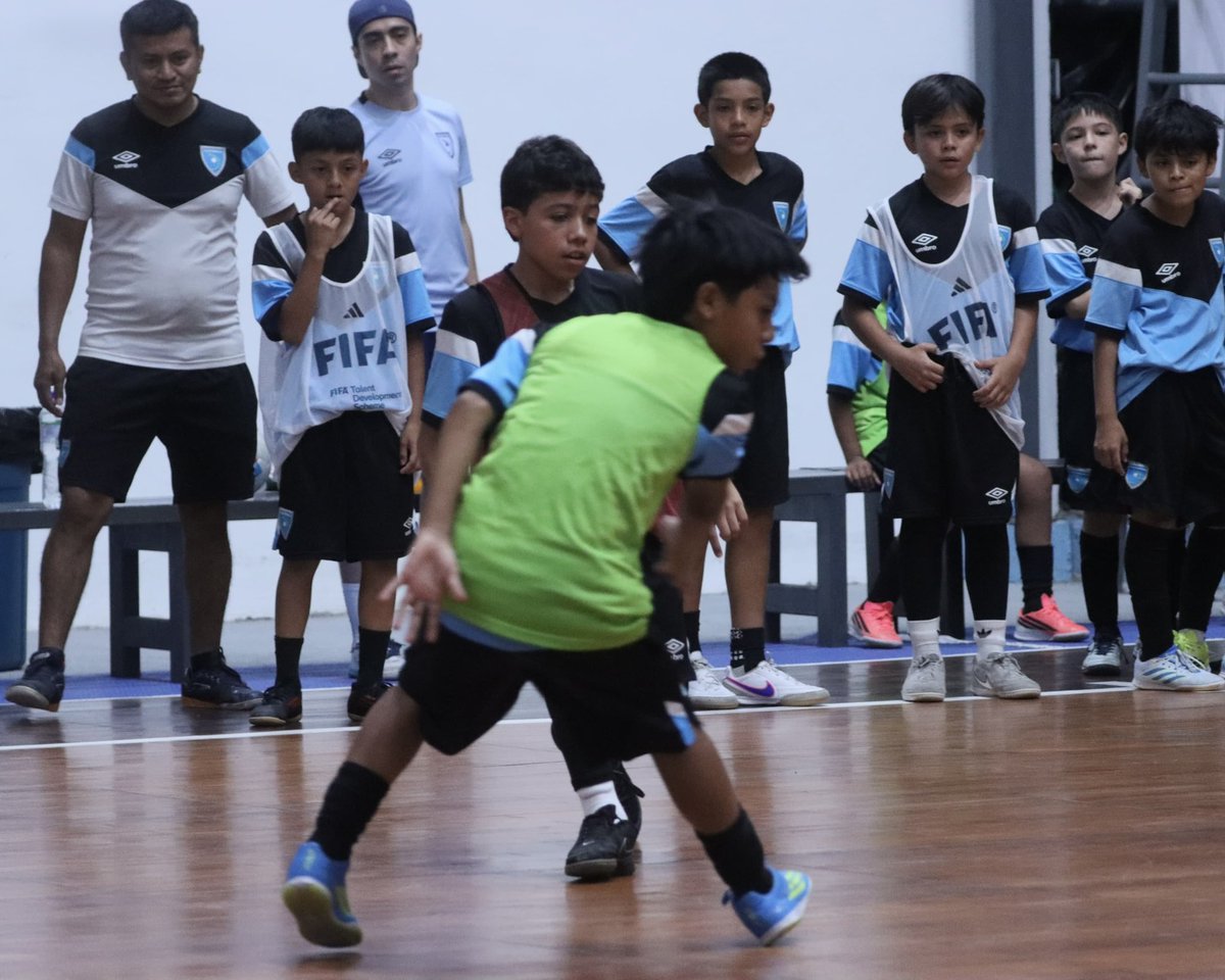 fedefut_oficial's tweet photo. TDS FIFA-FFG U13 FUTSAL | INICIA MICROCICLO 💪⚽🇬🇹
La Selección TDS U13 FUTSAL inició su microciclo de trabajo en las instalaciones del Domo Gerardo Paiz.
#VamosGuate #VamosChicos https://t.co/ijs3REKeLl