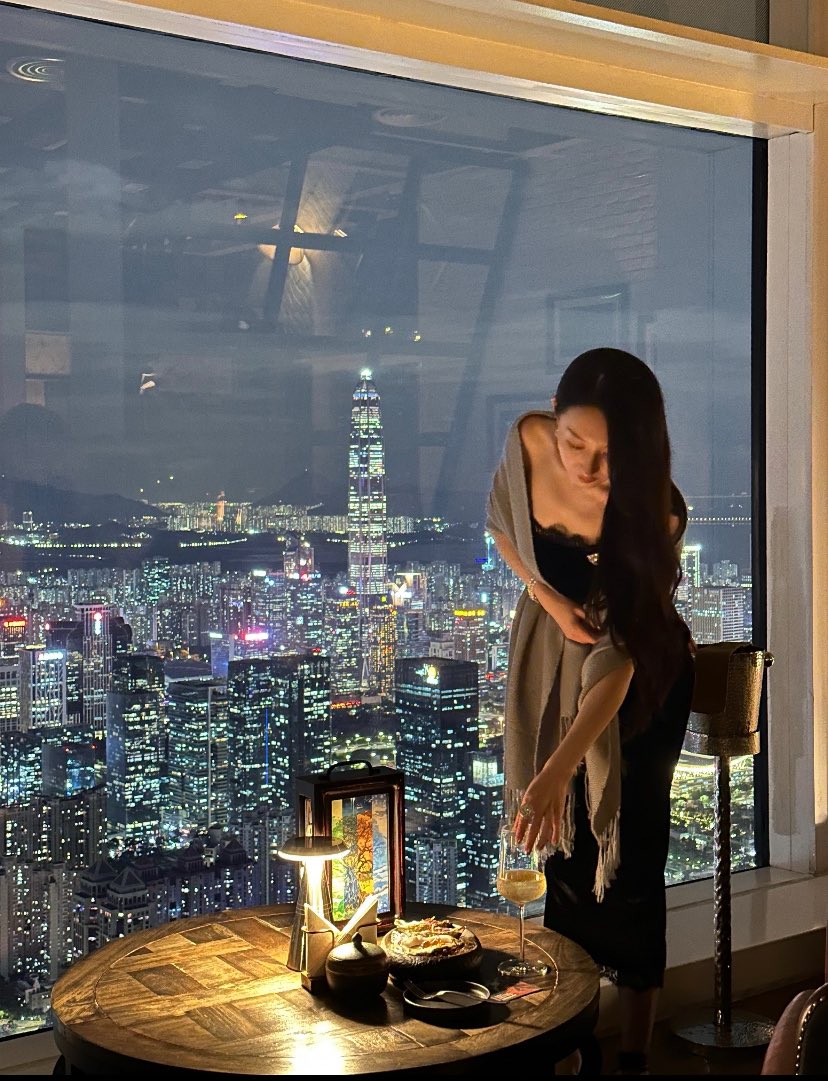 hanxiazi's tweet photo. 我喜欢独处，特别是在激情之后。
有一次女子会，她们几个都说，最讨厌男人做完之后躺在那里一动不动，一副死了的样子。
她们觉得，做完之后，还能抱着她亲吻的男人，才是最好的。
我和她们的想法完全不同。
我宁愿他马上离开，独自一人喝一杯酒吃一点东西，更让我觉得放松。 https://t.co/HyjoP5UCgt