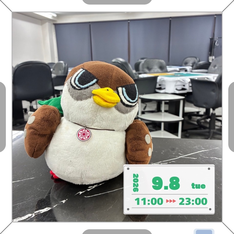 hibana_mahjong's tweet photo. こんにちは☀️
副店長のAyaです！

お店で働いていると、毎日たくさんの方の麻雀を見る機会があります🀄️😊

同じような手牌でも、人によって残す牌や切る牌が違ったり、リーチをかけるタイミングが違ったり…。

対局を見ているだけでも「なるほど、そういう考え方もあるんだ！」と思うことがたくさんあります✨

特に面白いなと思うのが、同じような場面でも、その時の点数状況や局面によって選択が変わることです🤔

「この手なら絶対リーチ！」と思っていても、トップ目なら守備を意識したり、逆に大きく点差をつけられているなら思い切って攻めたり。

その人が何を考えてその一打を選んだのかを聞いてみると、「そこまで考えていたんだ！」と驚くこともあります😊

自分一人で麻雀を打っているだけでは気づけないことも、他の人の打ち方を見たり、考え方を聞いたりすることで、新しい発見につながりますよね✨

麻雀は「自分が打って楽しむ」だけではなく、いろいろな人の打ち方や考え方に触れられるのも魅力のひとつだと思います🀄️

ひばなでも、対局後に麻雀のお話をされているお客様をよく見かけます😊

皆さんも気になった一打や、「この場面どうする？」という局面があれば、ぜひ周りの方とお話ししてみてくださいね✨

私もまだまだ勉強中なので、皆さんの考え方を聞きながら一緒に成長していけたら嬉しいです！

それでは本日も皆さまのお越しをお待ちしております☺️

【本日のスタッフ】
・11:00〜
   だいすけ(オーナー)
   こたろう(店長)
   Aya(副店長)

#麻雀
#雀荘
#ノーレート
#フリー
#大阪
#心斎橋