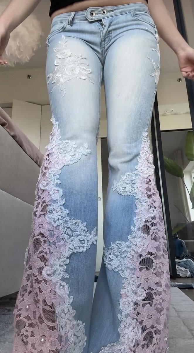 GlAVENCHY's tweet photo. i need to learn how to do this but with dark wash jeans and black lace FACKKK https://t.co/I4onNFSZFE