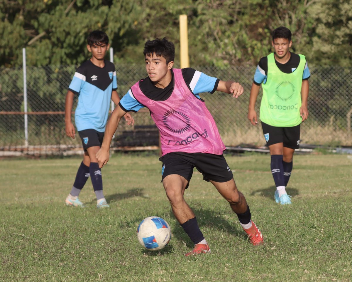 fedefut_oficial's tweet photo. #SeleSub15   VAMOS CHICOS💪🏽🇬🇹

La Selección Sub 15 Masculina inició su microciclo de trabajo, fortaleciéndose con los entrenamientos en las instalaciones de Greenfield. ⚽️

 #VamosGuate #VamosSele https://t.co/J9Svkgbhle