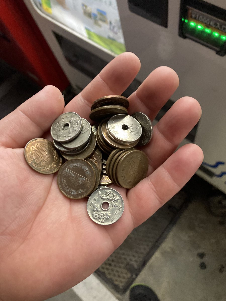 gumimk7's tweet photo. コインランドリーで乾燥しようと思って
1000円札自販機で両替したらこれやで
どぉやって乾燥すんねん https://t.co/zCUZ98Hyfs