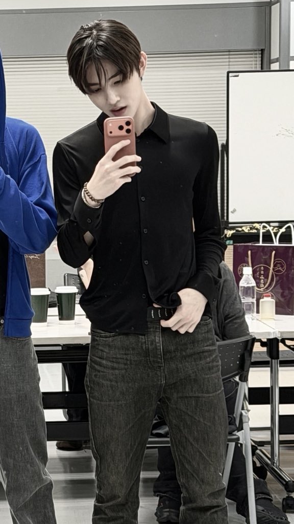 adekseonghyeonn's tweet photo. SUMPAH BUANG AJA SEMUA BAJU HITAM NYA EOM SEONGHYEON😭😭😭😭😭😭😭😭😭😭😭😭😭😭😭😭😭😭😭😭😭 https://t.co/DLLSv8Keyd