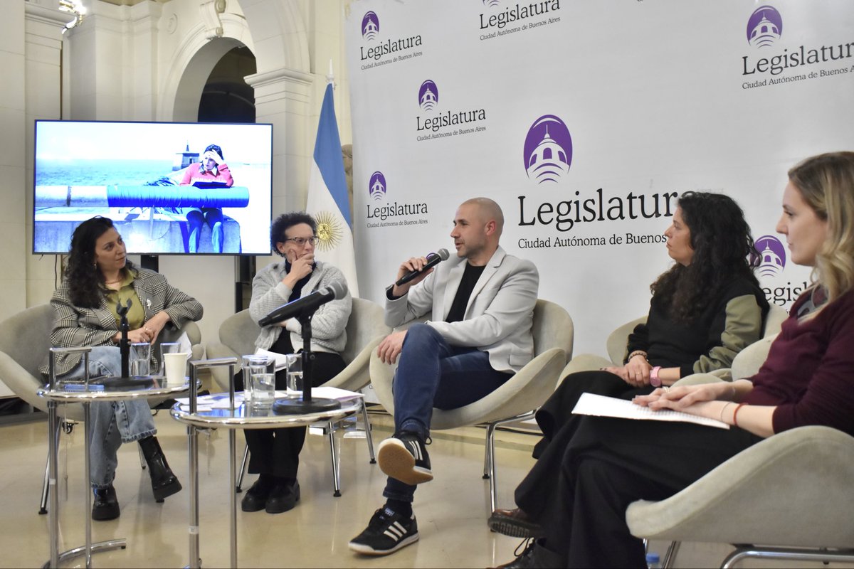 AndresLaBlunda's tweet photo. Las voces de una búsqueda

Declaramos de interés a La Memoria Futura, una obra que toma las voces que las Abuelas dejaron para sus nietos y las transforma en una experiencia profundamente humana sobre identidad, memoria y búsqueda.

Darles vida a esas voces es también mantener la memoria presente.

#Son30mil