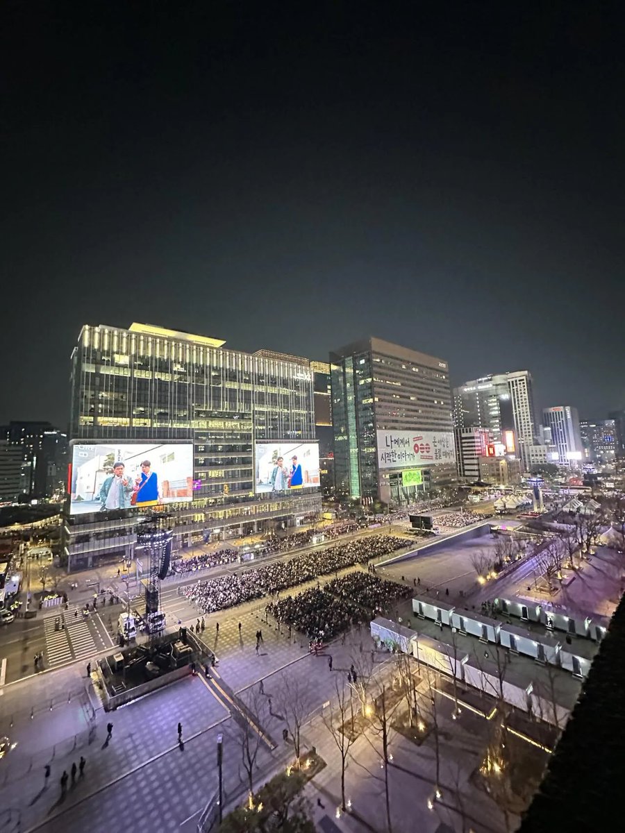 n0ty0urr0s3's tweet photo. ratmys be like: aespas brazil concert was the biggest flop

meanwhile bts:
got the whole korean government to work for the gwanghwamun cb
expected 100k but only 25k showed up
caused harm to civilians and small businesses around the area
scammed the entire world (and netflix) 🤭 https://t.co/oA4gq3WHjC
