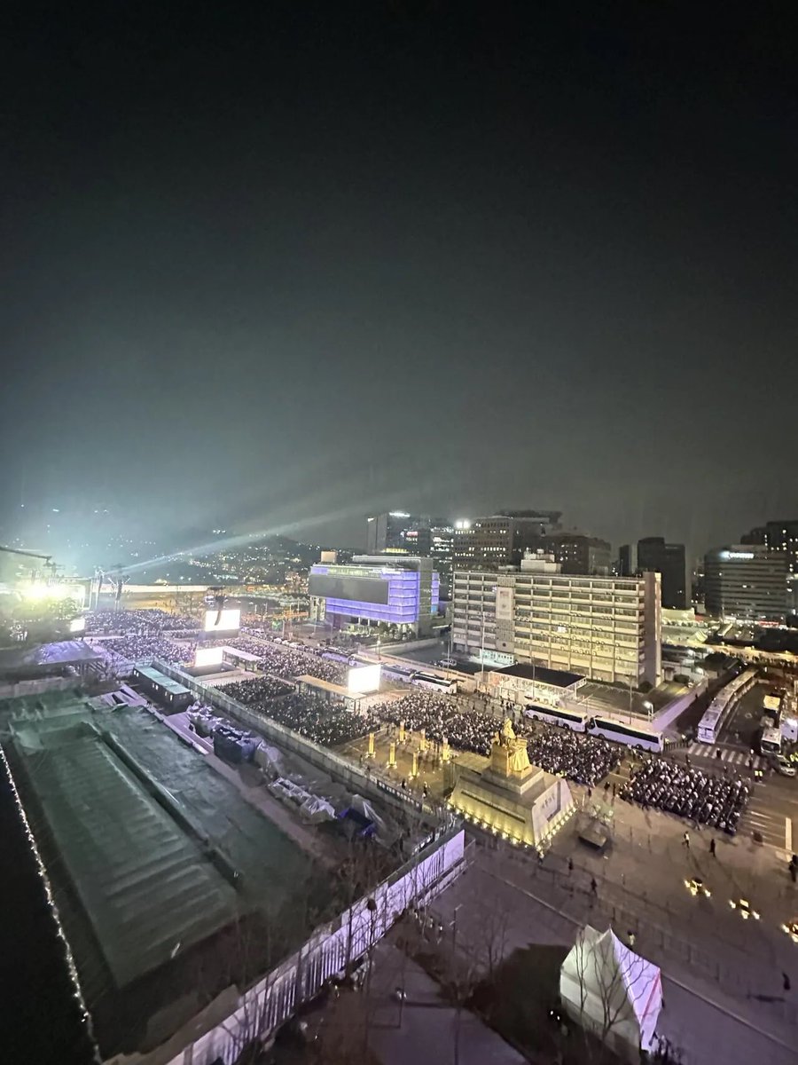 n0ty0urr0s3's tweet photo. ratmys be like: aespas brazil concert was the biggest flop

meanwhile bts:
got the whole korean government to work for the gwanghwamun cb
expected 100k but only 25k showed up
caused harm to civilians and small businesses around the area
scammed the entire world (and netflix) 🤭 https://t.co/oA4gq3WHjC