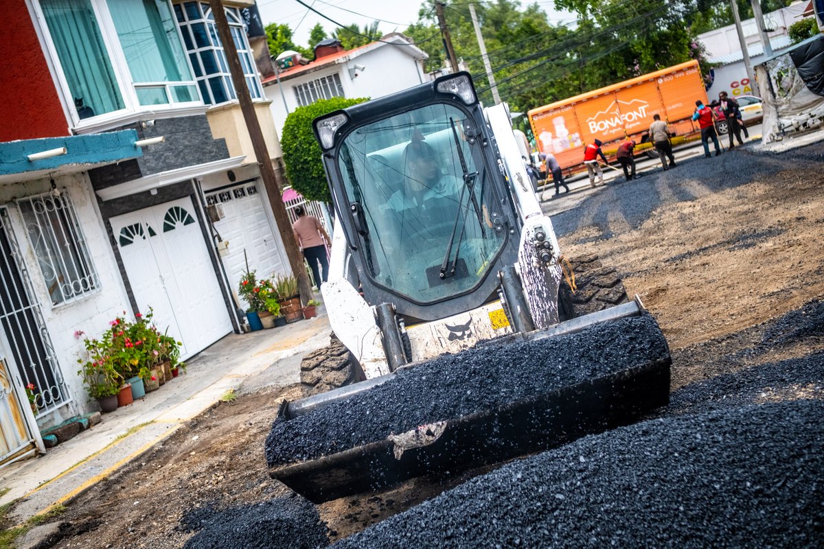 GobCoacalco2022's tweet photo. 🚧 En Guillermo Marconi, Granjas San Cristóbal, continúan los trabajos de bacheo para mejorar las condiciones de esta vialidad y brindar traslados más seguros para automovilistas y peatones.
Los resultados se construyen con trabajo constante, y en Coacalco no bajamos la guardia. https://t.co/iakzgkgD8Y