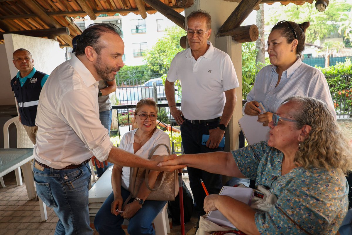 alejoeder's tweet photo. Llegamos hasta la Unidad Residencial Parque de las Quintas, una de las edificaciones afectadas por el terremoto y que hoy está inhabitable. Son 46 apartamentos y, por lo tanto, 46 familias que necesitan respuestas.

Escuchamos sus inquietudes y revisamos temas como apoyos económicos, seguros, lucro cesante, acceso a la banca, atención psicológica, entre otros.

Anunciamos una Feria de Servicios, donde estarán las entidades y empresas que pueden ayudar a resolver directamente estas situaciones. 

Además, mientras avanzamos en las soluciones de fondo, las familias recibirán mercados cada 15 días para garantizar su seguridad alimentaria.

Esto no es solo para este sector. Estamos llevando la misma ruta de atención a las cerca de 45.000 familias damnificadas.

Menos promesas. Más soluciones. La reconstrucción de Cali se hace atendiendo a cada familia. #CaliSomosTodos