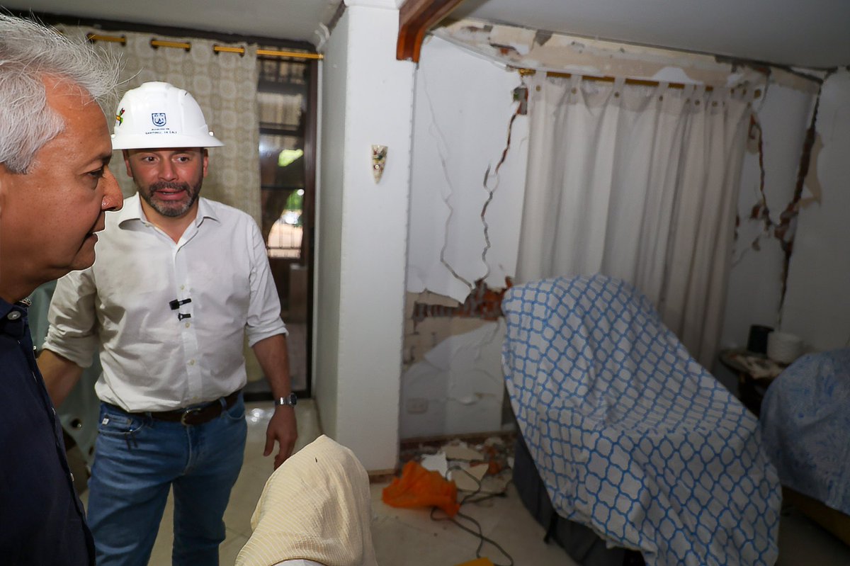 alejoeder's tweet photo. Llegamos hasta la Unidad Residencial Parque de las Quintas, una de las edificaciones afectadas por el terremoto y que hoy está inhabitable. Son 46 apartamentos y, por lo tanto, 46 familias que necesitan respuestas.

Escuchamos sus inquietudes y revisamos temas como apoyos económicos, seguros, lucro cesante, acceso a la banca, atención psicológica, entre otros.

Anunciamos una Feria de Servicios, donde estarán las entidades y empresas que pueden ayudar a resolver directamente estas situaciones. 

Además, mientras avanzamos en las soluciones de fondo, las familias recibirán mercados cada 15 días para garantizar su seguridad alimentaria.

Esto no es solo para este sector. Estamos llevando la misma ruta de atención a las cerca de 45.000 familias damnificadas.

Menos promesas. Más soluciones. La reconstrucción de Cali se hace atendiendo a cada familia. #CaliSomosTodos