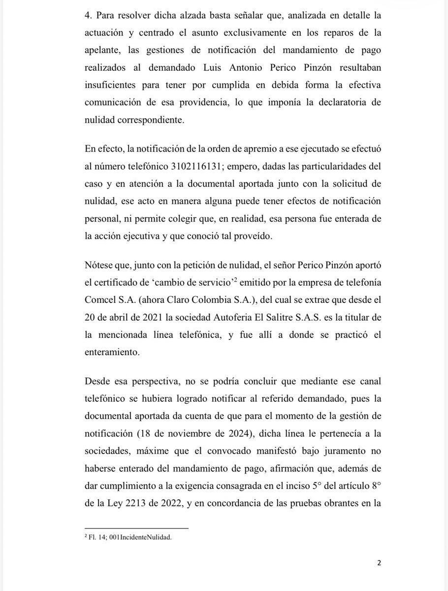 jairoparrac's tweet photo. NOTIFICACIÓN PERSONAL Y ACREDITACIÓN DEL NÚMERO TELEFÓNICO UTILIZADO POR EL DEMANDADO. TSB: El Juzgado declaró la nulidad de lo actuado por indebida notificación del demandado. La notificación del mandamiento de pago se había realizado a un número telefónico que, para ese momento, figuraba a nombre de una sociedad de la cual el demandado era representante legal.

La parte demandante sostuvo que esa circunstancia no afectaba la validez de la notificación, pues el número pertenecía a la sociedad representada por el ejecutado y, por esa vía, podía conocer directamente el mensaje o recibirlo a través de alguno de sus colaboradores.

Al resolver la apelación, se confirmó la nulidad. Se consideró que no bastaba con acreditar que la comunicación fue enviada a determinado número. Era necesario contar con elementos que permitieran concluir que ese canal era efectivamente utilizado por el destinatario y que la actuación cumplió su finalidad de enterarlo del proceso.

En este caso, el demandado acreditó que desde 2021 la línea pertenecía a la sociedad y manifestó bajo juramento que no había conocido el mandamiento de pago. Su condición de representante legal tampoco permitía presumir que utilizaba personalmente el número o que alguno de sus colaboradores necesariamente le hubiera transmitido la comunicación. Esa conclusión sería apenas un supuesto.

En mi opinión, la decisión recuerda algo importante sobre la notificación por medios electrónicos. Una cosa es acreditar el envío y otra demostrar que el canal utilizado corresponde o es utilizado por la persona que debe ser notificada.

Tampoco parece suficiente mirar exclusivamente quién figura formalmente como titular de una línea. Lo relevante debería ser establecer, a partir de las circunstancias y de las pruebas disponibles, si existen elementos suficientes para concluir que ese era un canal utilizado por el destinatario y que la comunicación podía cumplir efectivamente su finalidad —⬇️⬇️—