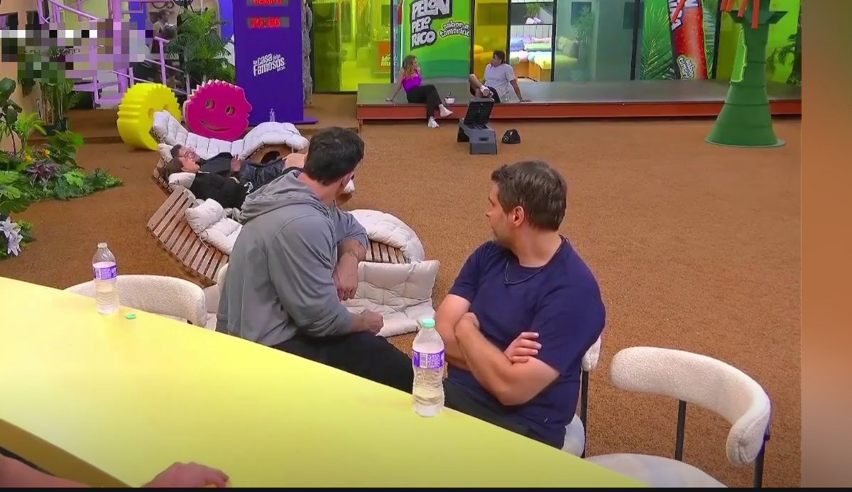 DNS_mx96's tweet photo. Viendo el podcast de Mehir*

Se voltean al ver qué Gala empezó a entrenar con el saco de boxeo, Massad y Yahir mencionan que después la van a ayudar a entrenar, entonces Memo dice que no se puede imaginar a todas las cosas difíciles a las que Gala se ha tenido que sobreponer y que le tiene mucho respeto.

La gente en redes hablando sobre las caras que pusieron todos cuando lo único que siente Memo por Gala es empatía, porque apenas se puede imaginar por todo lo que tuvo que pasar para ser así de dura.
#LaCasaDeLosFamososMx