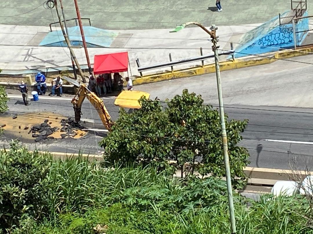 traficovv's tweet photo. Carretera Panamericana - Fuerte retraso en ambos sentidos en la Recta de Las Minas, debido a labores de reparación de tuberías en la vía, habilitando canal de contraflujo. (4:24 p. m.)

📷 Cortesía https://t.co/zMNEubpEDo