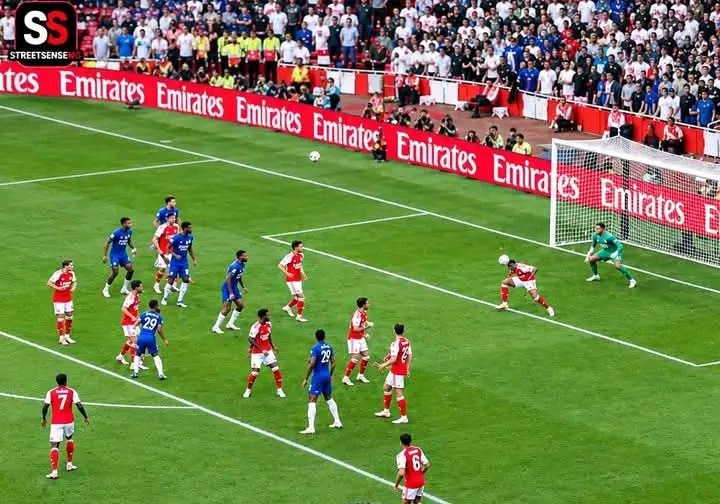 Martin08fanpage's tweet photo. After watching this passage of play, I genuinely started wondering if Gabriel Magalhães’ father secretly owns Arsenal. Because there has to be an explanation for why this man is willing to put his entire body on the line for this club. 😭🔴

The first cross comes in and Gabi gets knocked to the ground by a Chelsea player.

He gets back up, barely has time to recover, and suddenly another dangerous ball is flying into the box.

Most defenders would hesitate. Some would duck. Others might not even have time to react — and that hesitation could easily cost you a goal.

Not Big Gabi.

He throws his head at the ball without thinking twice. The speed of the cross, the fact that he had only just gotten back to his feet — none of it mattered.

That is Gabriel Magalhães.

Every single time he puts on that Arsenal shirt, he leaves everything on the pitch. Head, chest, legs, face — whatever it takes to keep Arsenal’s goal protected.

You don't teach this kind of mentality.

You either have it or you don't.

BIG GABI. WARRIOR. 🪖❤️‍🔥