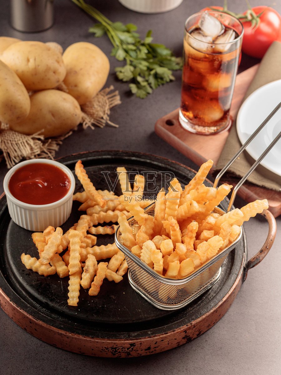 DunaMisi's tweet photo. Late-night snack win: hot crispy fries dipped in creamy garlic mayo—crisp on the outside, soft inside, pure comfort. ， https://t.co/jlMKGH3ocl