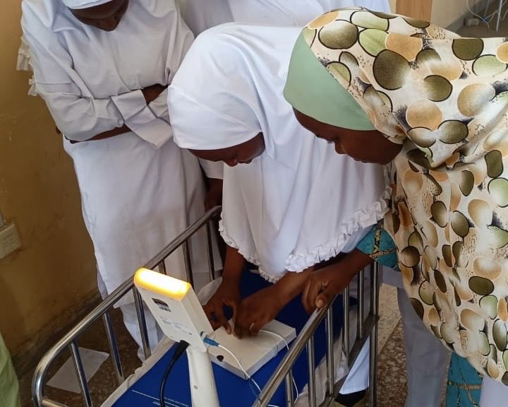 NEST360org's tweet photo. #NEST360 #Nigeria🇳🇬 &amp; Mutabell installed &amp; commissioned essential neonatal equipment at AKTH &amp; KSIRPH hospitals in #KanoState, alongside training for 53 doctors, nurses &amp; biomed engineers.

The focus: preventing hypothermia, strengthening oxygen delivery &amp; equipment maintenance. https://t.co/I3vWuXCgJC