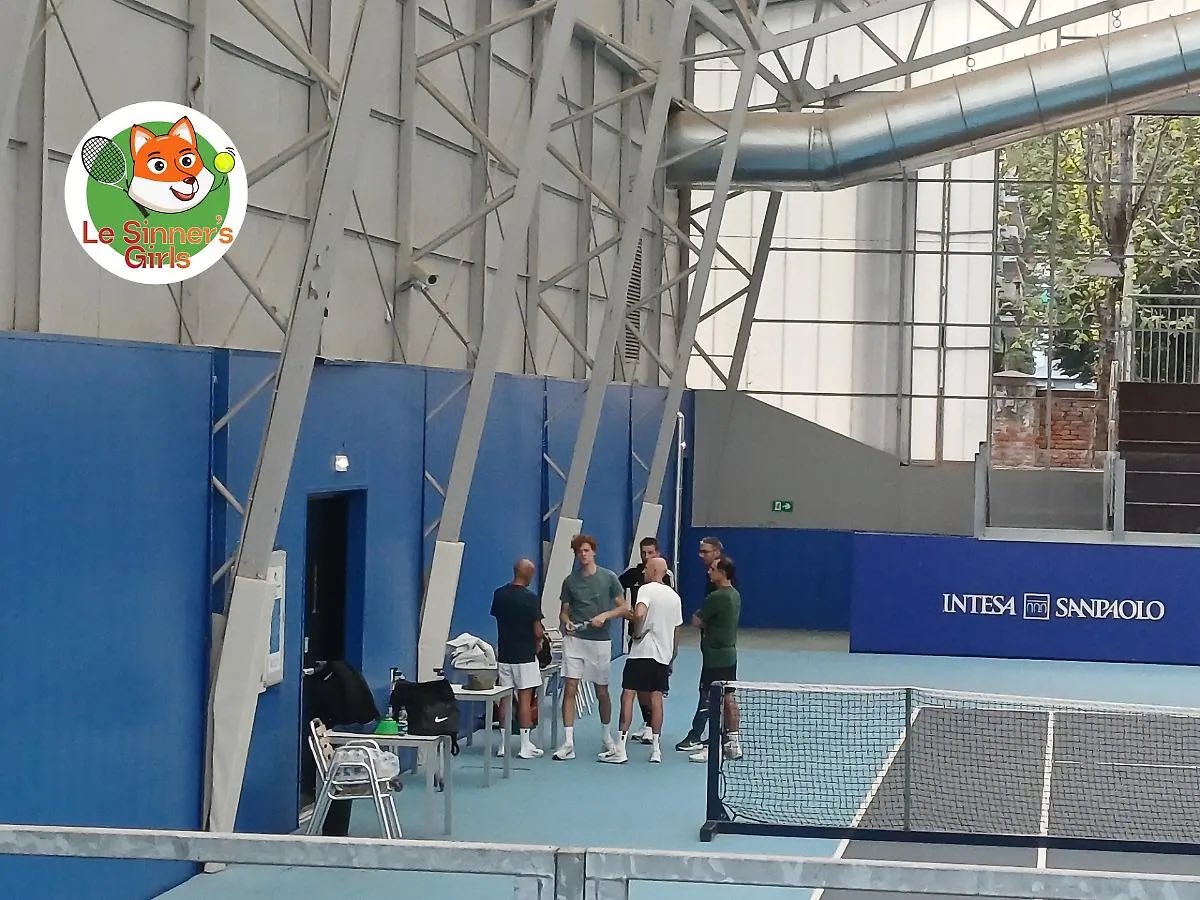 jannik_files's tweet photo. JANNIK SINNER IS BACK HITTING ON A COURT! 🦊

The world #1 was seen today training at Circolo Stampa Sporting, testing his knee for the anticipated return for the Asian Swing.

📸 Le Sinner’s Girls https://t.co/mPY0pycndZ