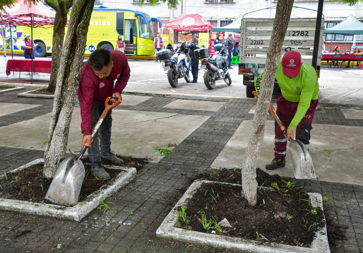 Alc_Iztapalapa's tweet photo. Más servicios cerca de la gente, directamente en su colonia.
En El Molino realizamos una nueva edición de Día del Pueblo, con la participación de los tres órdenes de gobierno, acercando atención y servicios a la comunidad.
También contamos con el IMSS Bienestar y el Sistema Universal de Salud.

Además, nuestra alcaldesa @ALEIDAALAVEZ recorrió la zona para supervisar trabajos de desazolve, mantenimiento de luminarias y balizamiento, entre otras acciones.
Seguimos trabajando en territorio para mejorar las condiciones de nuestras comunidades.