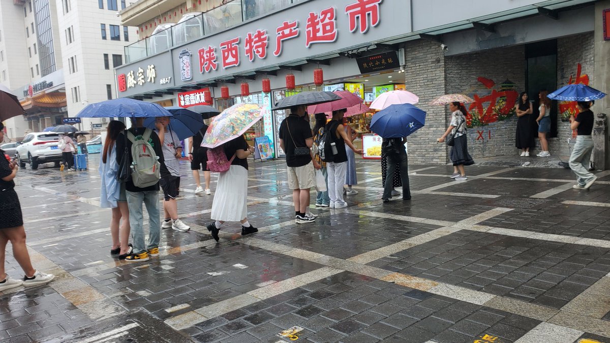 CEYLN3's tweet photo. A stranger in the subway handed me their extra umbrella when it started pouring suddenly. Small kind acts make such big days. https://t.co/thiBW2aLtU