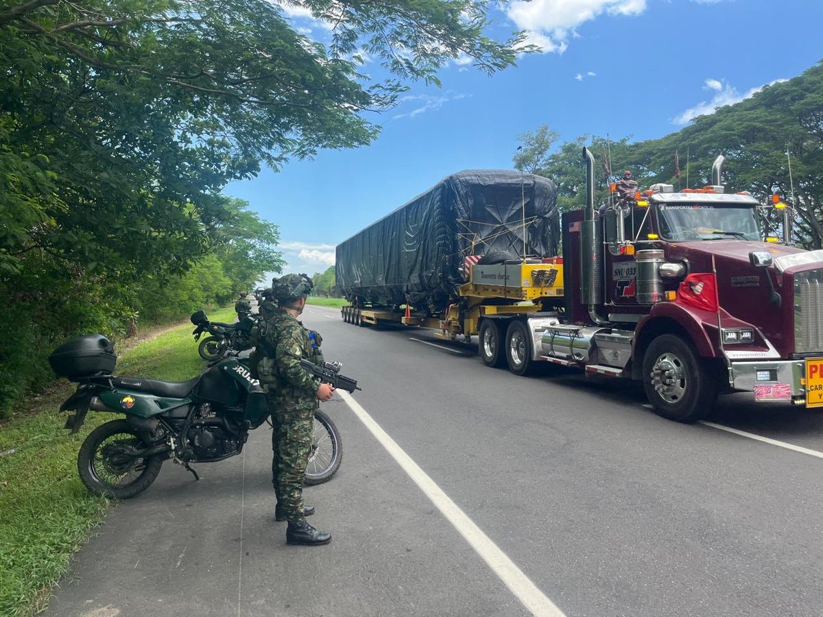 Ejercito_Div1's tweet photo. Nuestros soldados del Batallón Especial Energético y Vial N.° 3 de la #DécimaBrigada mantienen presencia sobre la Ruta Nacional 45, brindando condiciones de seguridad a transportadores y viajeros.

​Continuamos desarrollando operaciones militares en el sur del #Cesar para prevenir acciones delictivas por parte de grupos armados organizados y proteger a la población civil, así como los activos estratégicos de la Nación.

​#SiempreFirmes
