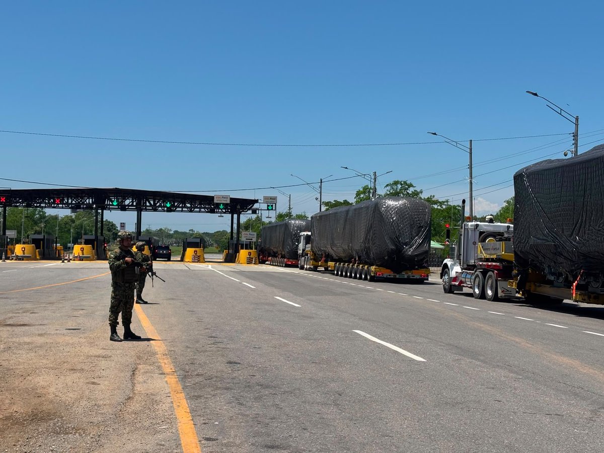 Ejercito_Div1's tweet photo. Nuestros soldados del Batallón Especial Energético y Vial N.° 3 de la #DécimaBrigada mantienen presencia sobre la Ruta Nacional 45, brindando condiciones de seguridad a transportadores y viajeros.

​Continuamos desarrollando operaciones militares en el sur del #Cesar para prevenir acciones delictivas por parte de grupos armados organizados y proteger a la población civil, así como los activos estratégicos de la Nación.

​#SiempreFirmes