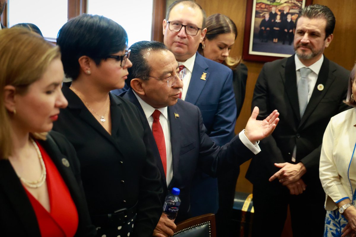 YasminEsquivel_'s tweet photo. Fue un gusto coincidir y conversar con presidentas y presidentes de tribunales de justicia locales de distintas entidades del país. Agradezco al magistrado Rafael Guerra Álvarez (@MagRafaelGuerra), presidente de la CONATRIB (@ConatribMx), por propiciar este encuentro.

La fortaleza de la justicia está en la unión de quienes la impartimos. Desde responsabilidades y ámbitos distintos, compartimos un mismo compromiso con las personas, sus derechos y la confianza que depositan en nuestras instituciones.

Mantenernos cercanos, dialogar y sumar experiencias fortalece a los poderes judiciales y nos permite responder mejor a las necesidades de la sociedad.

#MinistraYasmínEsquivel #JusticiaDePuertasAbiertas