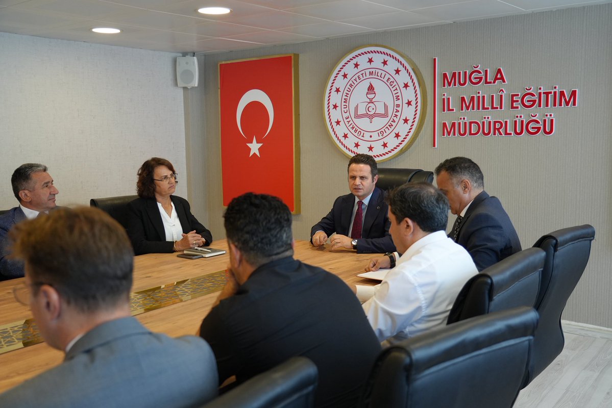 mugla_mem's tweet photo. Dairemiz Birim Amirleriyle Eğitimde Yeni Dönemin Yol Haritası Değerlendirildi

Millî Eğitim Müdürümüz Emre ÇAY, kurumumuz birim amirleriyle değerlendirme toplantısında bir araya geldi.

Toplantıda; yeni eğitim öğretim yılına ilişkin hedefler, il genelinde yürütülen eğitim faaliyetleri, devam eden çalışmalar ve kurum içi koordinasyon konuları kapsamlı şekilde ele alındı.

Muğla’da eğitim hizmetlerinin niteliğinin daha da artırılması, yürütülen çalışmaların etkin ve koordineli şekilde sürdürülmesi ve yeni eğitim öğretim döneminin güçlü bir planlamayla karşılanmasına yönelik değerlendirmelerde bulunuldu.

Toplantı, önümüzdeki dönemde gerçekleştirilecek çalışmaların ortak hedefler ve güçlü bir koordinasyon anlayışıyla yürütülmesine ilişkin görüş ve değerlendirmelerin paylaşılmasıyla sona erdi.

@tcmeb @Yusuf__Tekin @tcmuglavaliligi @idrisakbiyik @emrecay55
