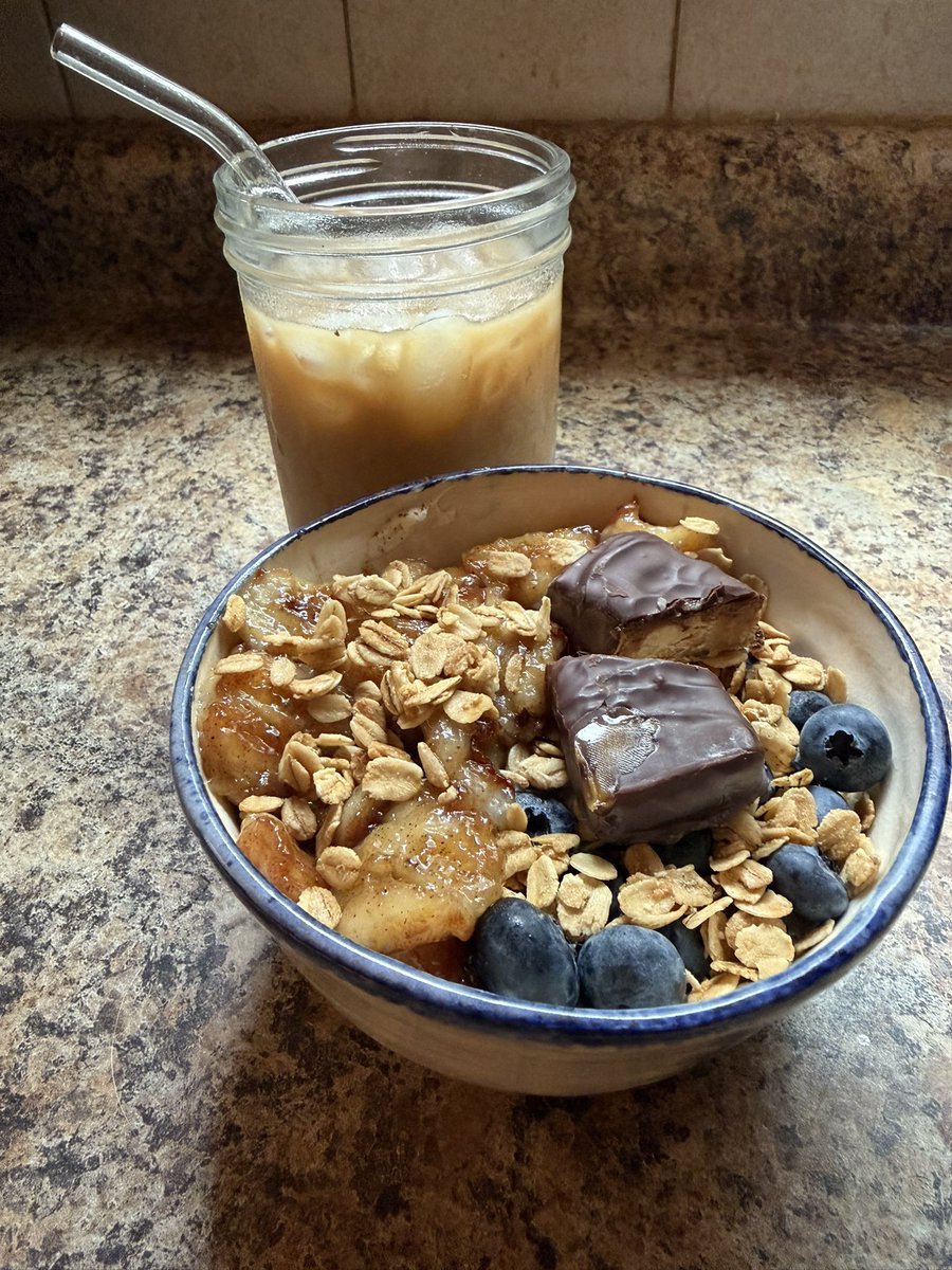 cloveberries's tweet photo. first time carmelizing bananas .. nd yog bowl for my lunch !! https://t.co/H1rHEetlZH