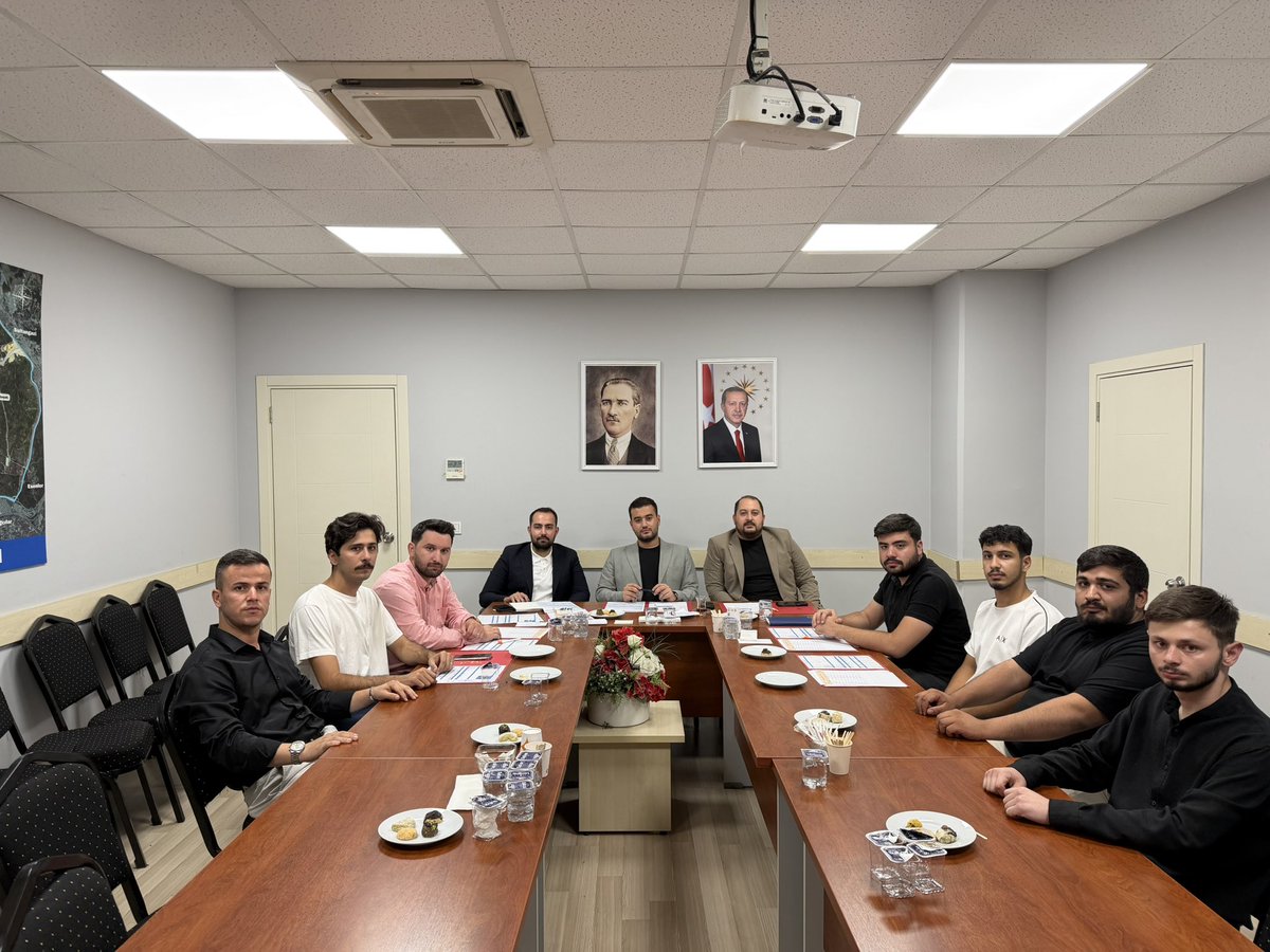 SuleymanAksoyy's tweet photo. İl Başkan Yardımcımız, Teşkilat Başkanımız Sayın @femrergul , 3. Bölge Teşkilat Başkanımız Sayın @SafakKarabina ve kıymetli ekibini ilçemizde ağırladık.

Katılımlarıyla güç verdiğimiz toplantıda, 11 Mahalle Başkanımız ile tek tek bir araya gelerek mahallelerimizdeki saha faaliyetlerimizi ve gelecek hedeflerimizi istişare ettik.

İlçemizin her köşesinde ayak izimizi bırakmak, hemşehrilerimizin sesine kulak vermek için ilk günkü azim ve kararlılıkla çalışmaya devam ediyoruz. Birlik ve beraberliğimiz daim olsun. 🇹🇷