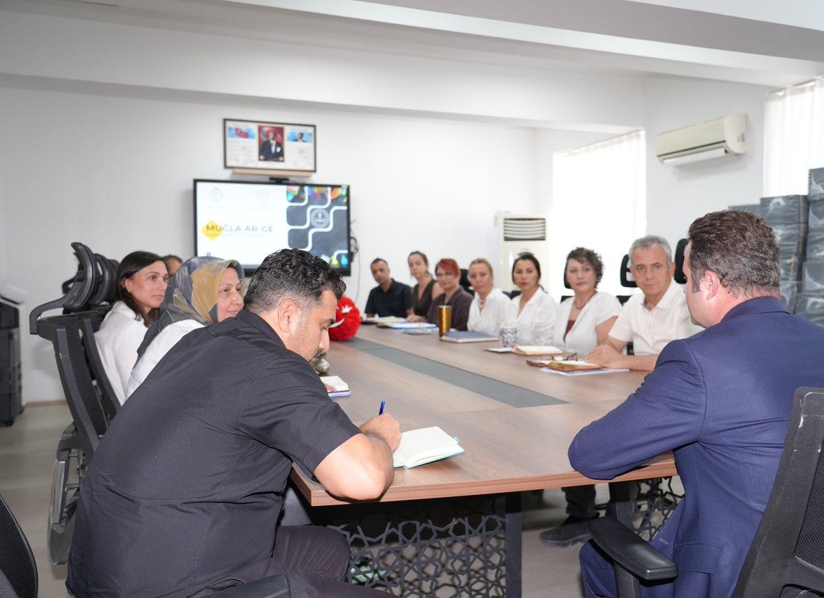 mugla_mem's tweet photo. Eğitimde Yeni Dönemin Yol Haritası Şekilleniyor 📊🏫

Millî Eğitim Müdürümüz Emre ÇAY başkanlığında, Strateji Geliştirme Birimimiz ile yeni eğitim öğretim yılı öncesi kapsamlı bir değerlendirme toplantısı gerçekleştirildi.

Toplantıda; Bakanlığımızın eğitim politikaları ve projeleri doğrultusunda il genelinde yürütülecek çalışmalar, stratejik hedefler, Ar-Ge faaliyetleri ve yeni dönemin öncelikleri bütüncül bir yaklaşımla ele alındı.

Muğla’da eğitimde kaliteyi daha da ileriye taşımak amacıyla yürütülecek projelerin yol haritası değerlendirilirken; yenilikçi uygulamalar, kurumsal kapasitenin güçlendirilmesi, veriye dayalı planlama ve sürdürülebilir eğitim politikaları üzerine kapsamlı istişarelerde bulunuldu.

Yeni eğitim öğretim döneminin hedef ve önceliklerinin netleştirildiği toplantıda, Bakanlığımızın ortaya koyduğu vizyonu Muğla’nın ihtiyaç ve dinamikleriyle buluşturan güçlü, planlı ve sonuç odaklı bir çalışma anlayışı üzerinde duruldu.

@tcmeb @Yusuf__Tekin @meb_sgb @tcmuglavaliligi @idrisakbiyik @emrecay55 @mugla_arge