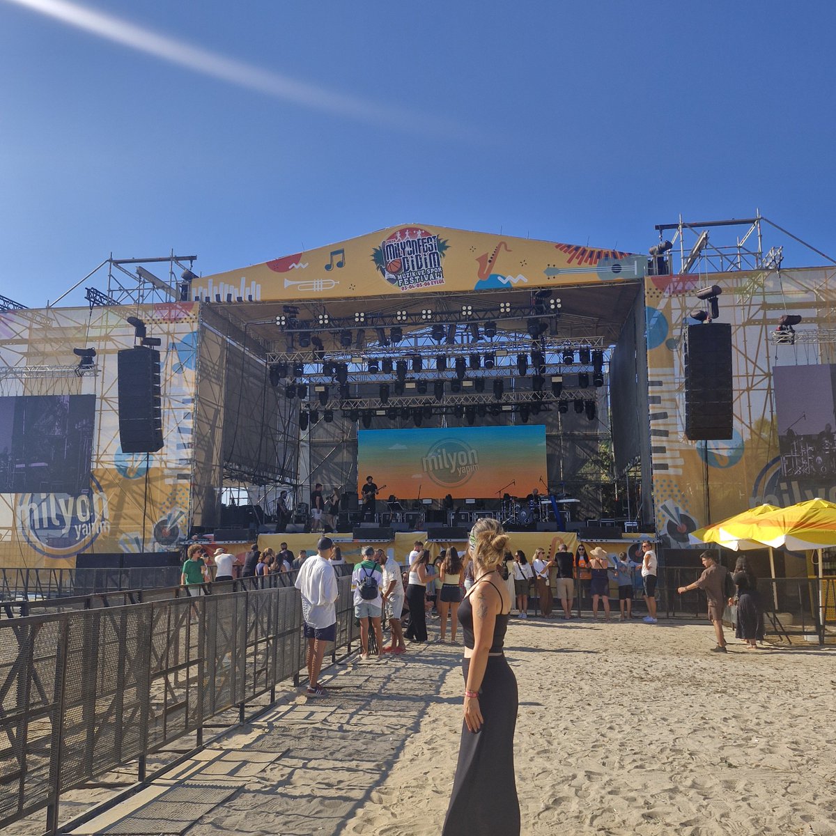 sinemyurdakul26's tweet photo. #day4
Abiler ablalar yengeler enisteler ve yigenler ;
festival ailesi😄😄😄😄 https://t.co/TIh4KUkVlq
