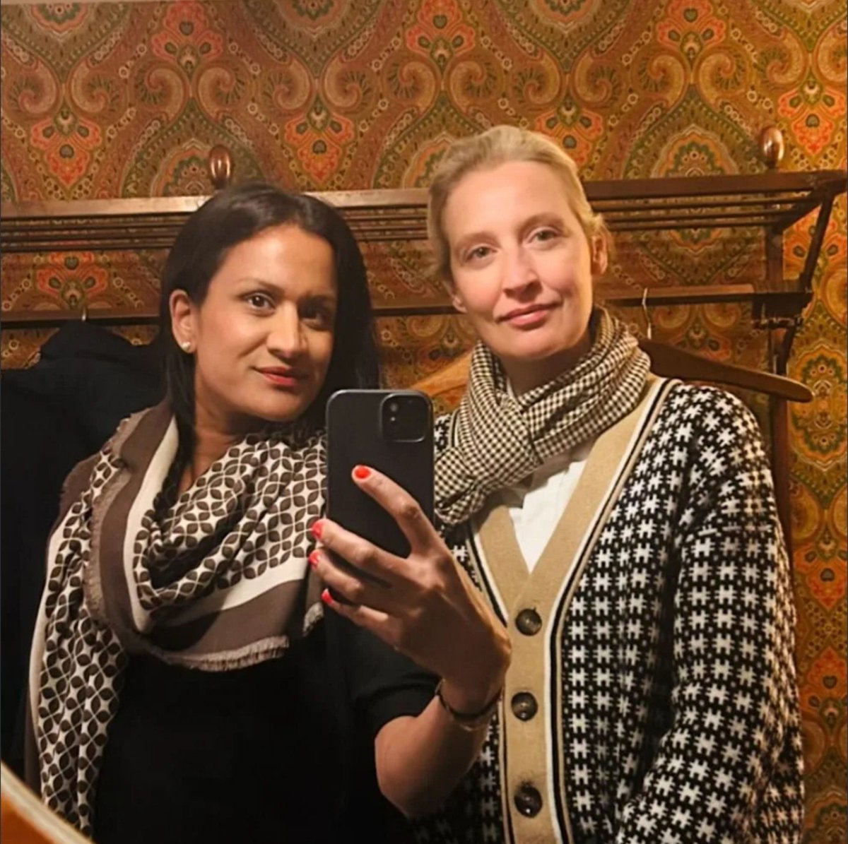 nickynicky78's tweet photo. Volgens de Nederlandse #mainstream #media is #AliceWeidel een racistische homofoob.

Hoe dan? Weidel is zelf openlijk lesbisch en heeft sinds 2009 een relatie met Sarah Bossard, die is geboren in Sri-Lanka. https://t.co/SOkn1FLYGL