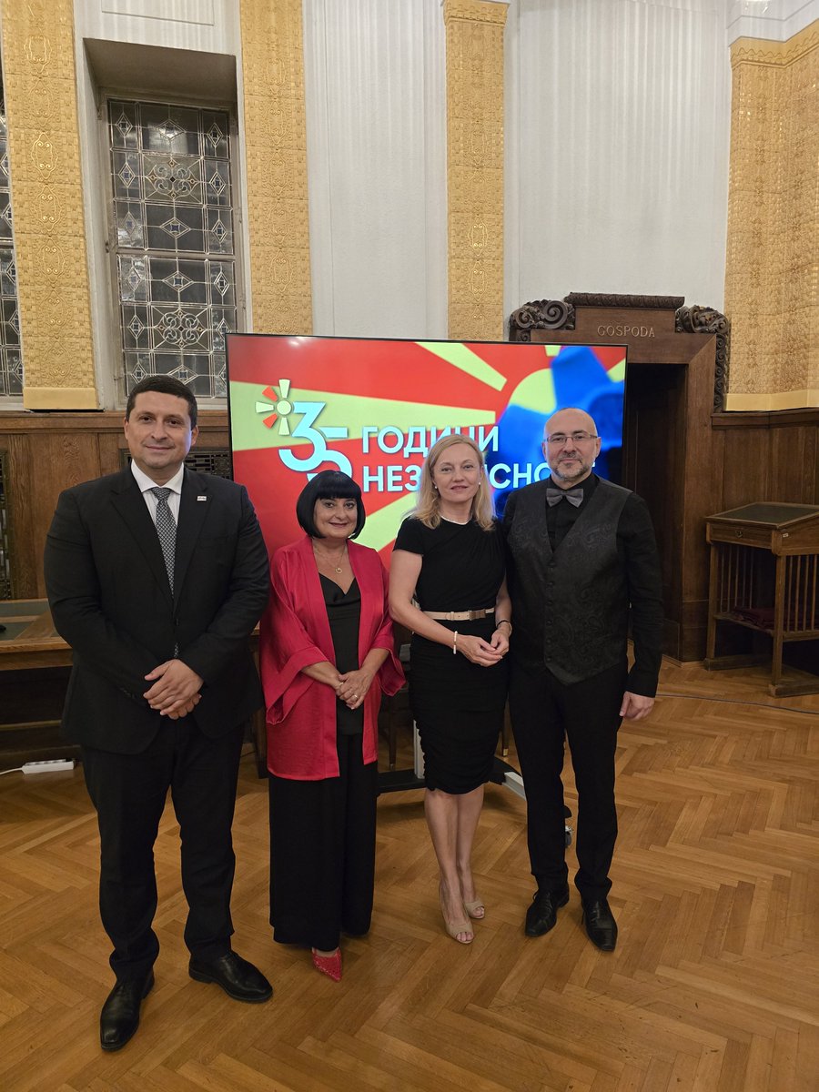 marijana_petir's tweet photo. Kad me pitaju zašto toliko podržavam Makedoniju, odgovor je jednostavan – prema tim ljudima osjećam iskreno prijateljstvo i ❤️.
35 godina neovisnosti 🇲🇰 obilježili smo u Hrvatskom državnom arhivu koncertom i izložbom.
Sretan Dan neovisnosti divnoj Makedoniji i svima koji je vole! https://t.co/jQ2plTEVUU