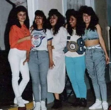 donarielm's tweet photo. La apariencia generada por la IA es un estereotipo gringo, en realidad las colombianas se veían así en los 80s. https://t.co/i9XmifAZaL