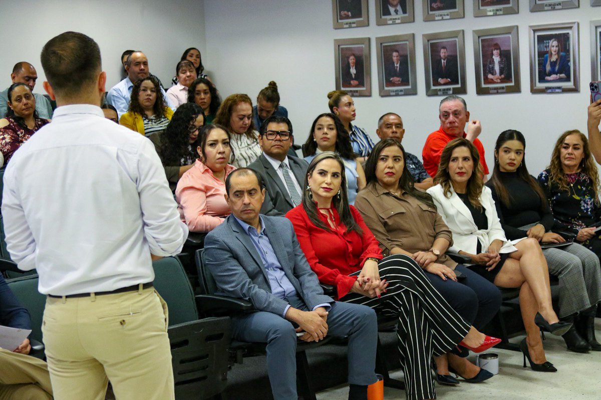 TElectoral_Dgo's tweet photo. #EnLaAgenda | El Tribunal Electoral del Estado de Durango #TEED, llevó a cabo la primera sesión de la capacitación “Tribunal Incluyente”, impartida por el Lic. Oscar Zaldivar, @oscar_zaldivar, presidente de la organización civil “Sí se puede”.
Dicha capacitación esta orientada a que el personal se fortalezca en la atención adecuada, digna e incluyente a las personas con discapacidad. Durante esta jornada se abordó la introducción al lenguaje incluyente, así como conceptos fundamentales relacionados con las personas con discapacidad.
Con estas acciones, el Tribunal no solo garantiza la protección de los derechos político-electorales e impartición de justicia a las personas pertenecientes a los grupos vulnerables, otorga condiciones para garantizar su accesibilidad con empatía, respeto y sensibilidad.💜
@by_maldonado @LaurenciaLyso