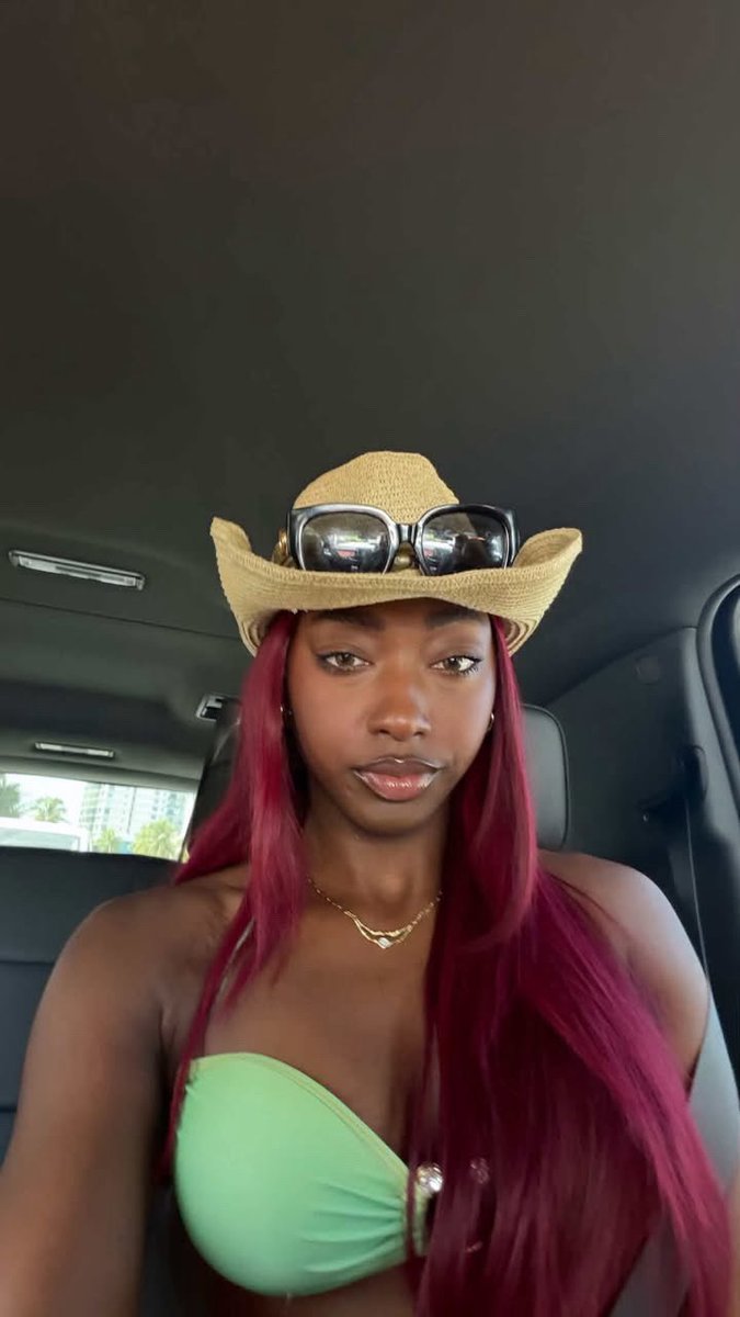 succykelly's tweet photo. Aniya bare face so pretty https://t.co/qB6M3StVYq