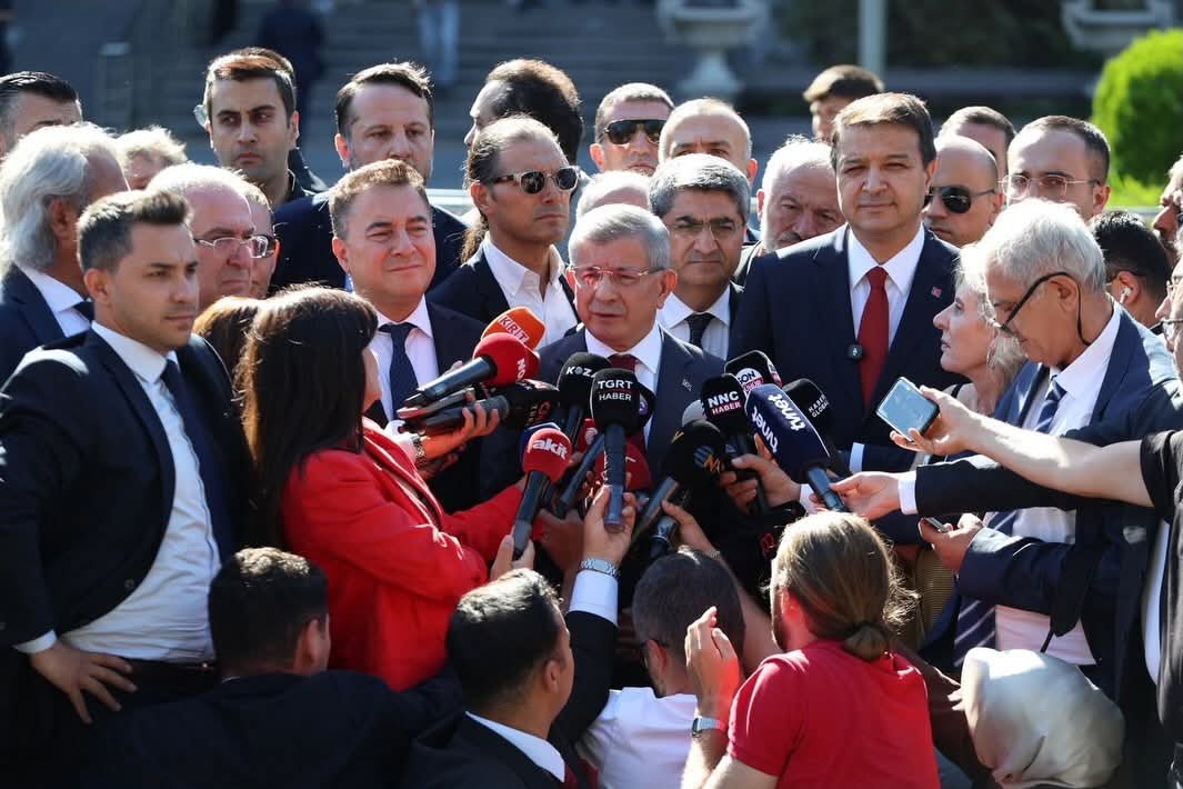 nzrguler's tweet photo. A.Davutoğlu bugün bir siyasi aktör olarak değil, aynı zamanda bu ülkenin bir Başbakanı olarak ifade veriyorsa, herkes şunu sormalıdır:
Hukuk  herkes için mi işliyor, yoksa siyasetin gölgesinde mi?
Çünkü adalet, yalnızca güçlülerin değil; herkesin güvencesi olduğunda adalettir. https://t.co/7u1DlDBtBs