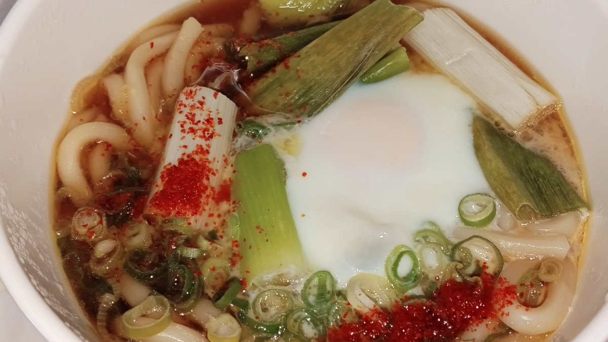 MTO19750718's tweet photo. おはようございます。

今朝は、肉じゃがのお汁を使って、ネギたっぷりの菓彩あまねの「はなまる💮ネギうどん」にしました。
甘いお汁が美味しい。

すっきりしない天気続きますね。

#今日のおうどんは何うどん
#菓彩あまね
#マイあさ https://t.co/xvkTl0LKmq