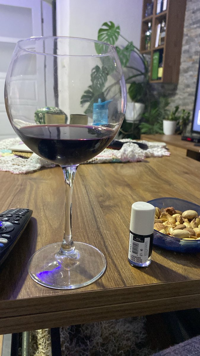 sedakibrisli's tweet photo. Kırmızı ojeyi çıkarma şerefine https://t.co/ZCAsNGyGy5