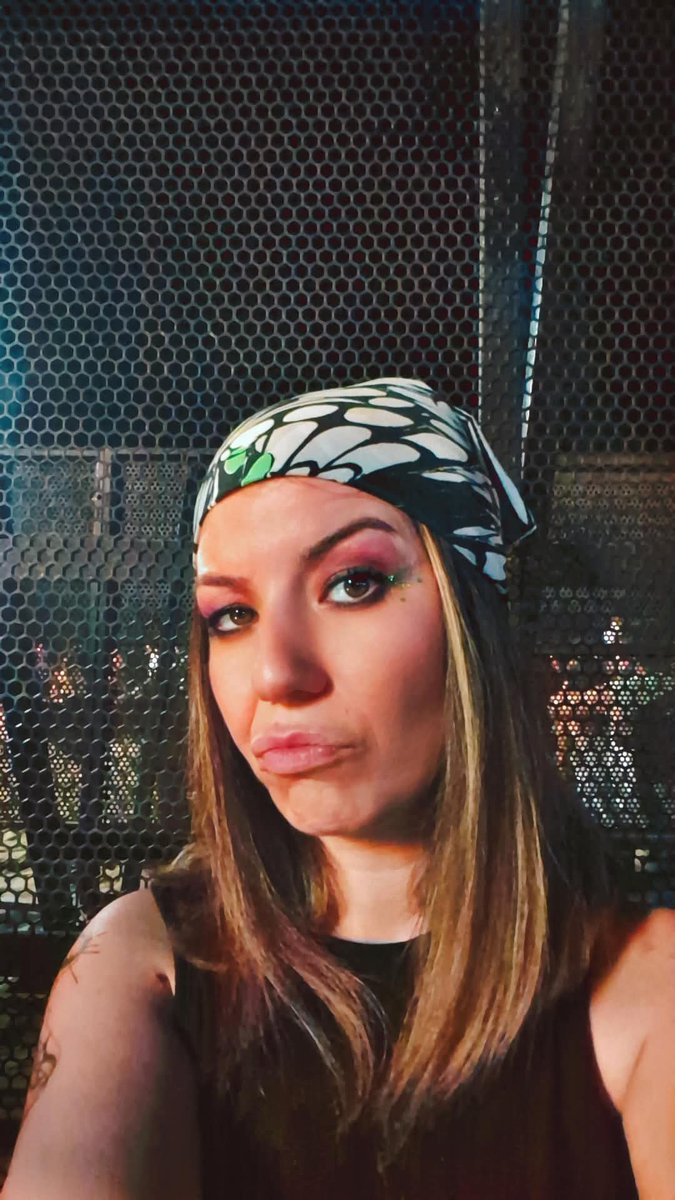 sinemyurdakul26's tweet photo. Yine cok eglendigim bir festivaldi. Nasil iyi geliyor bana keske hep festival olsa gitsem😋
Meger benim olayim buymus🤪
Festivalde glitter sürmedigimi dusunmeyin tabiki üzer🤣🤣
Sadece bir türlu resim cekerken ışıldayamadim😄
En fazla böyle cekildi yoksaa marstan gozukuyordu😄😄 https://t.co/mkywrth9rL