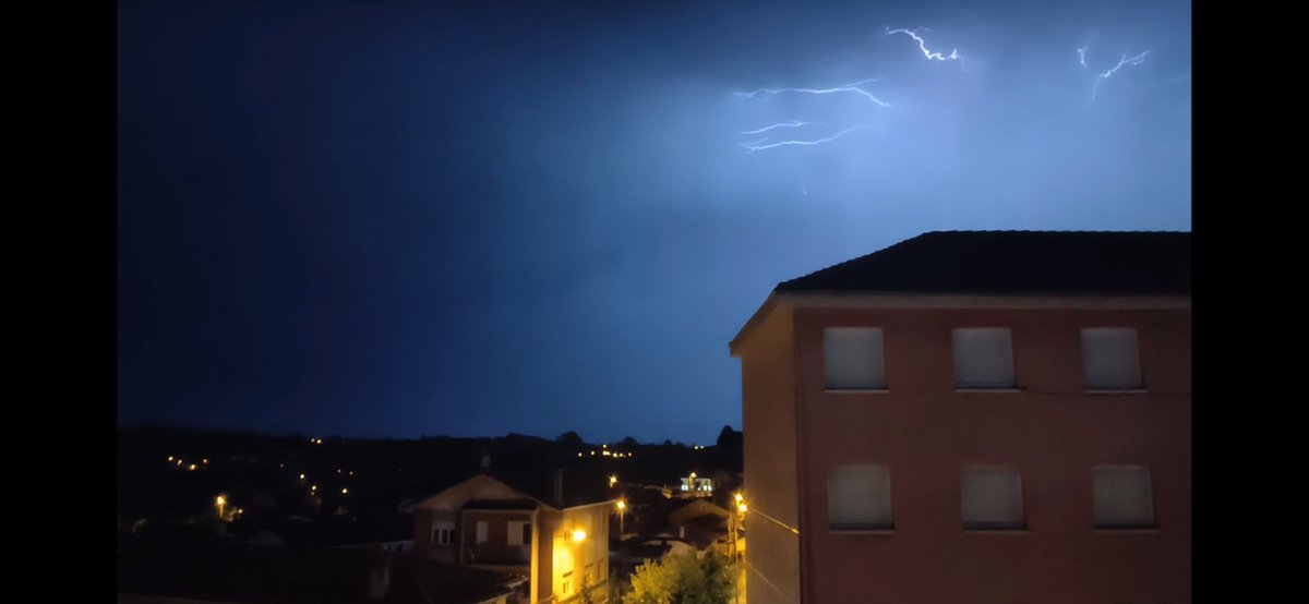 xD_Metal_x's tweet photo. This happened yesterday. Love the thunder and lightning!!!

Video is at half speed. https://t.co/aCoH1rwkbU