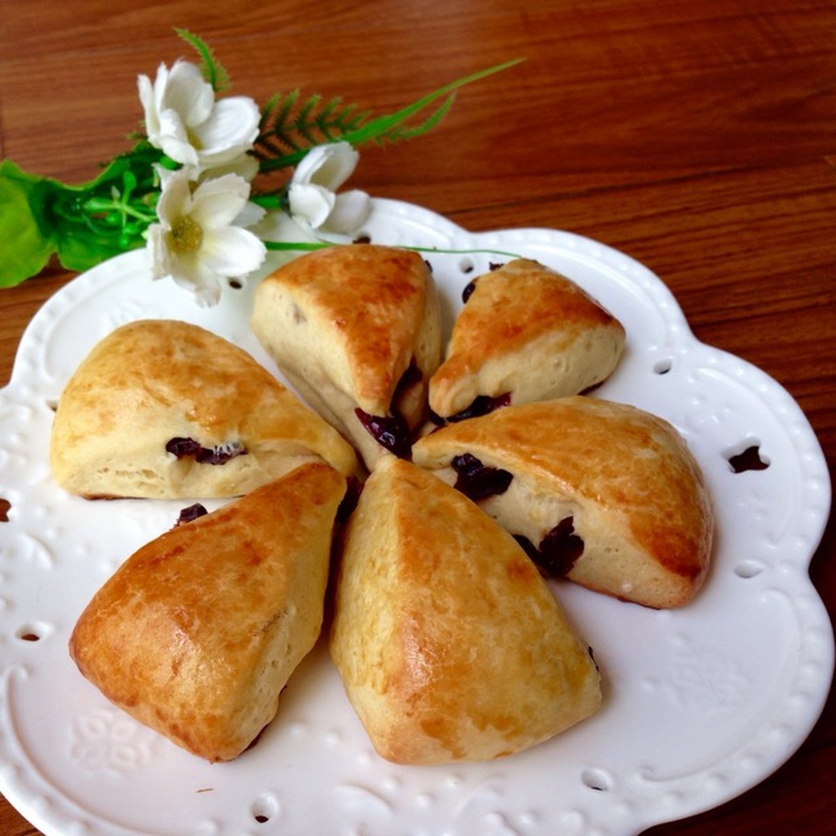 LuaMary's tweet photo. Just pulled the fluffiest vanilla lavender scones out of the oven! House smells like heaven, 10/10 for cozy weekend baking https://t.co/gXvr89ujil