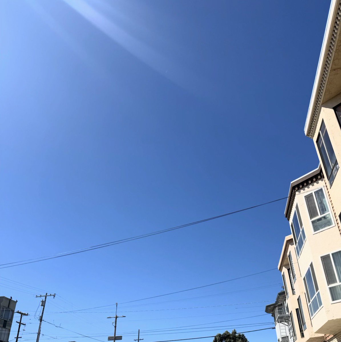 machirda1284's tweet photo. なんだかんだ言ってもインディアンサマーって来るのね🥵職場はこの気温、自宅は21℃。暑い🥵 https://t.co/ufcQK8a9uh