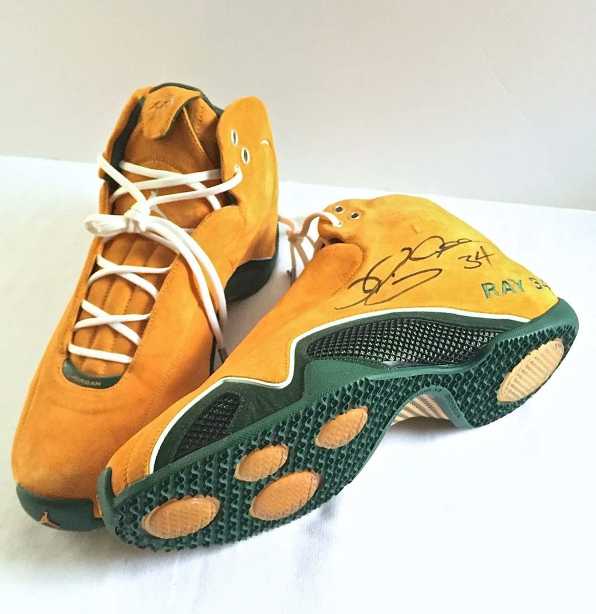 JustFreshKicks's tweet photo. Ray Allen x Air Jordan 21 "Sonics" PE 🔥 https://t.co/SN7aNckCWm