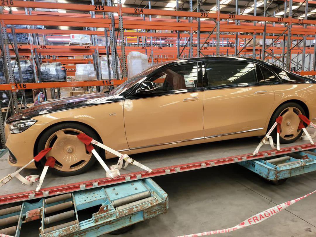 sUccessful1o2's tweet photo. Davido owns 3 maybach now 🤯

1: Mercedes-maybach s680 virgil Abloh Edition 

2: Mercedes-Maybach SL680 

3: Mercedes-Maybach GLS600. https://t.co/wiXE5ynj2n