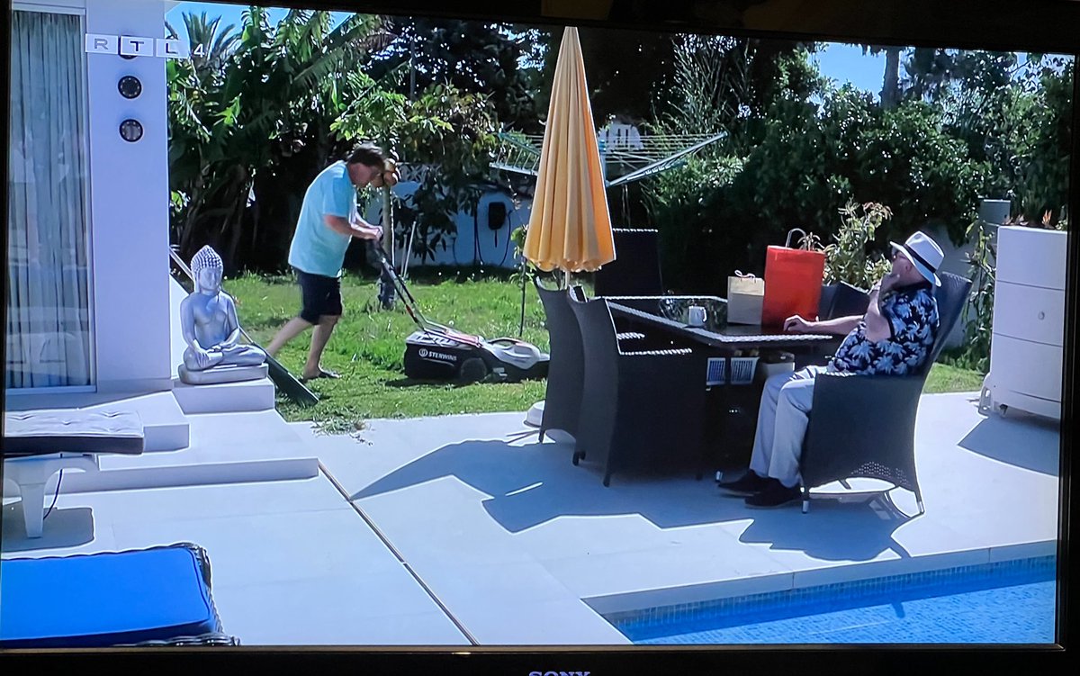 keesvanamstel's tweet photo. Deze scène zou in een absurde Zweedse film niet misstaan. #benbvolliefde #festen https://t.co/aguLA7Ypsn
