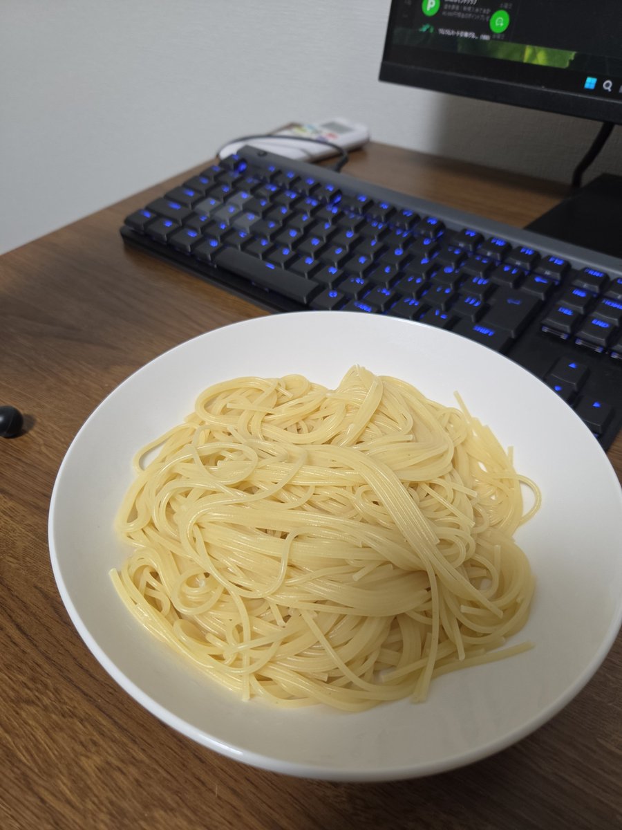 deVnaruzo's tweet photo. 締切2時間前でも食を欠かさない https://t.co/yLpiWzedy4