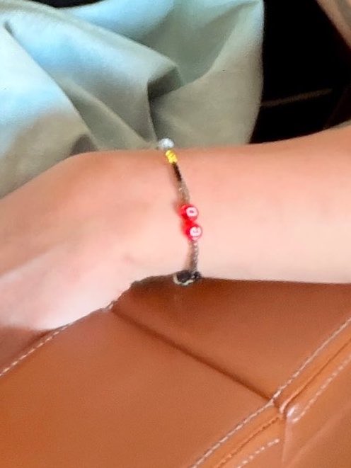 jiyongyaoi's tweet photo. its the way jiyong will never take off the friendship bracelet daesung made him, he's just like us 🥹 https://t.co/sTVbnqqRl2