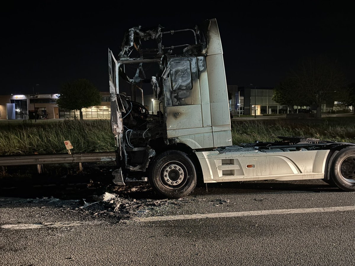wis_ivo's tweet photo. Op de A17 li #Roosendaal borchwerf is de toerit dicht. Een ๐heeft het hier erg warm ๐ฅ๐ฅgehad. Berging en opruimwerkzaamheden opgestart. @RWSverkeersinfo https://t.co/Oi22Npa7dn